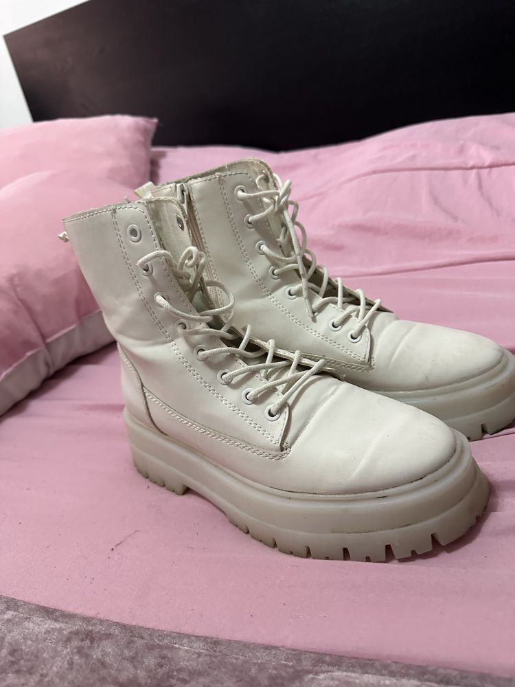 Botas brancas muito giras usadas 3x