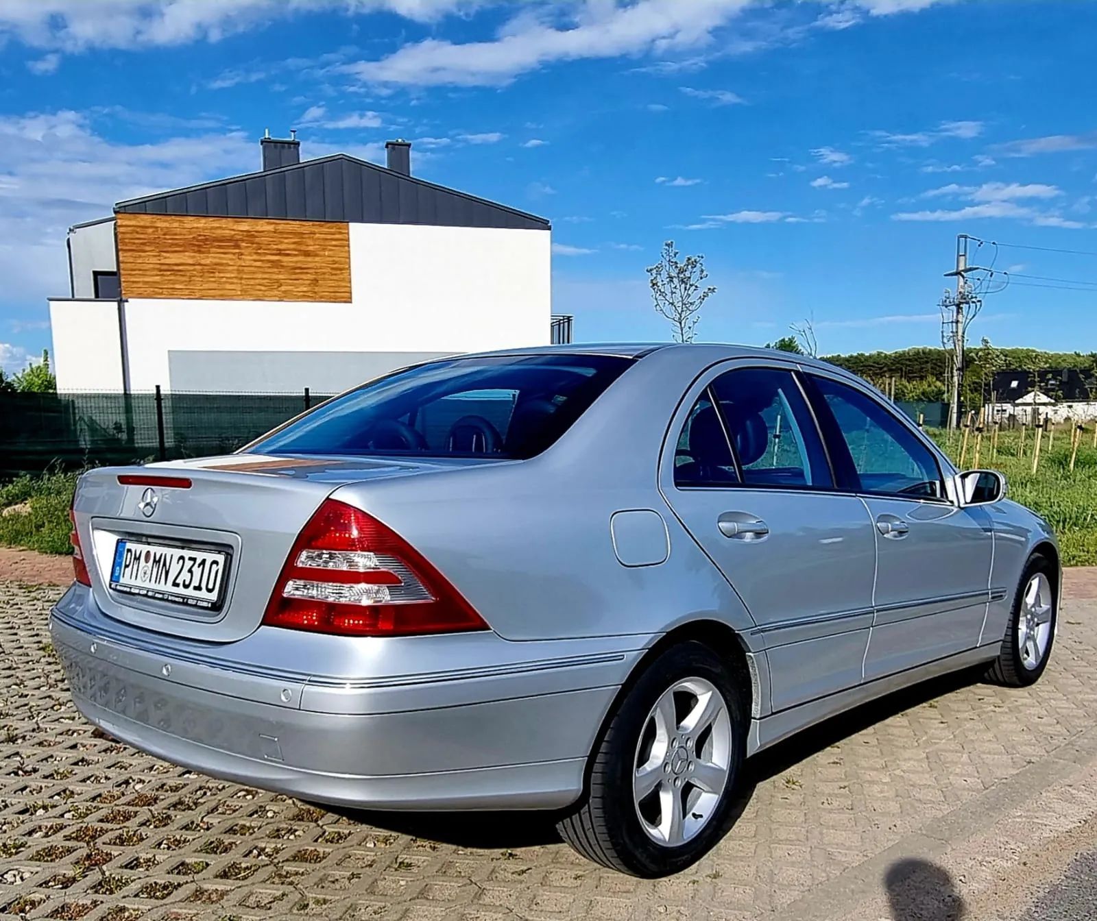 Mercedes-Benz Klasa C Automat ksenon grzane fotele tempomat navi czujniki parkowania