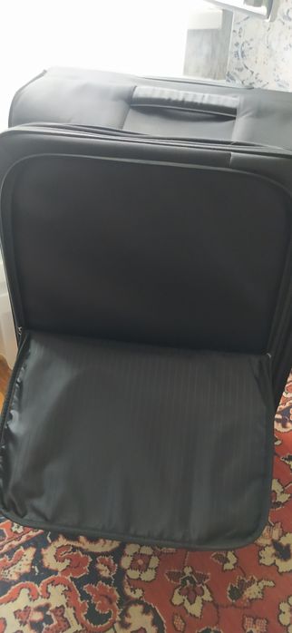 Продам 75*50 в отличном состоянии чемодан .чехол в подарок