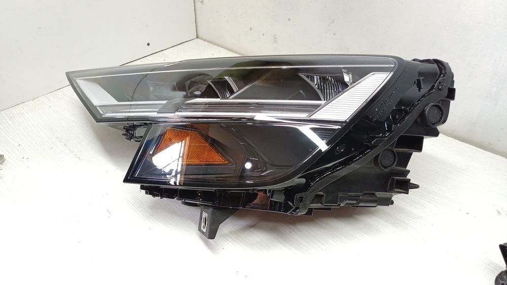 Фара Audi Q8 левая USA