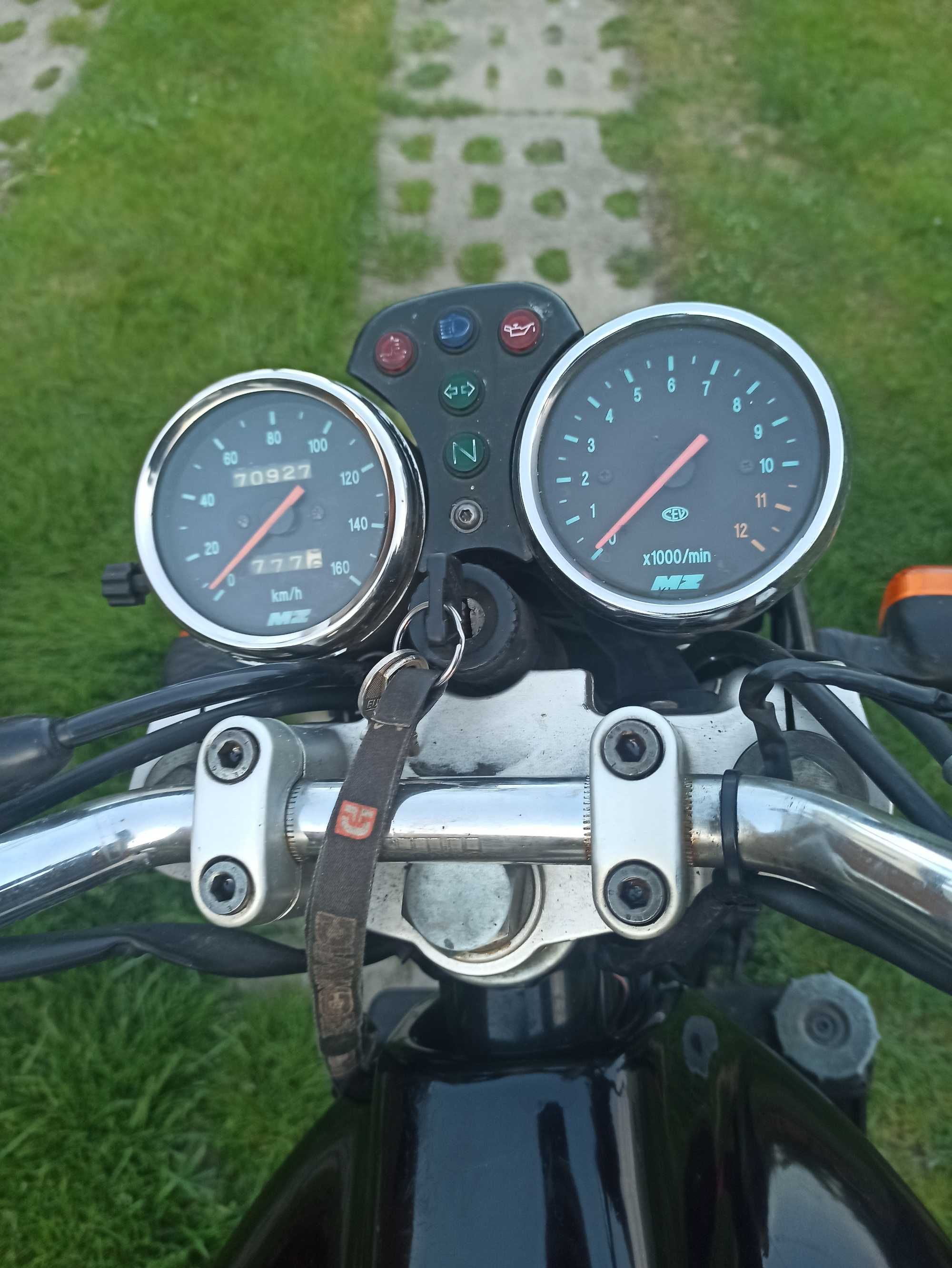 MZ RT 125 4T Pali na dotyk.