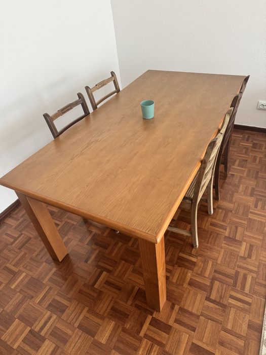 Vendo mesa c/ cadeiras
