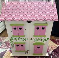 Drewniany domek dla lalek z mebelkami