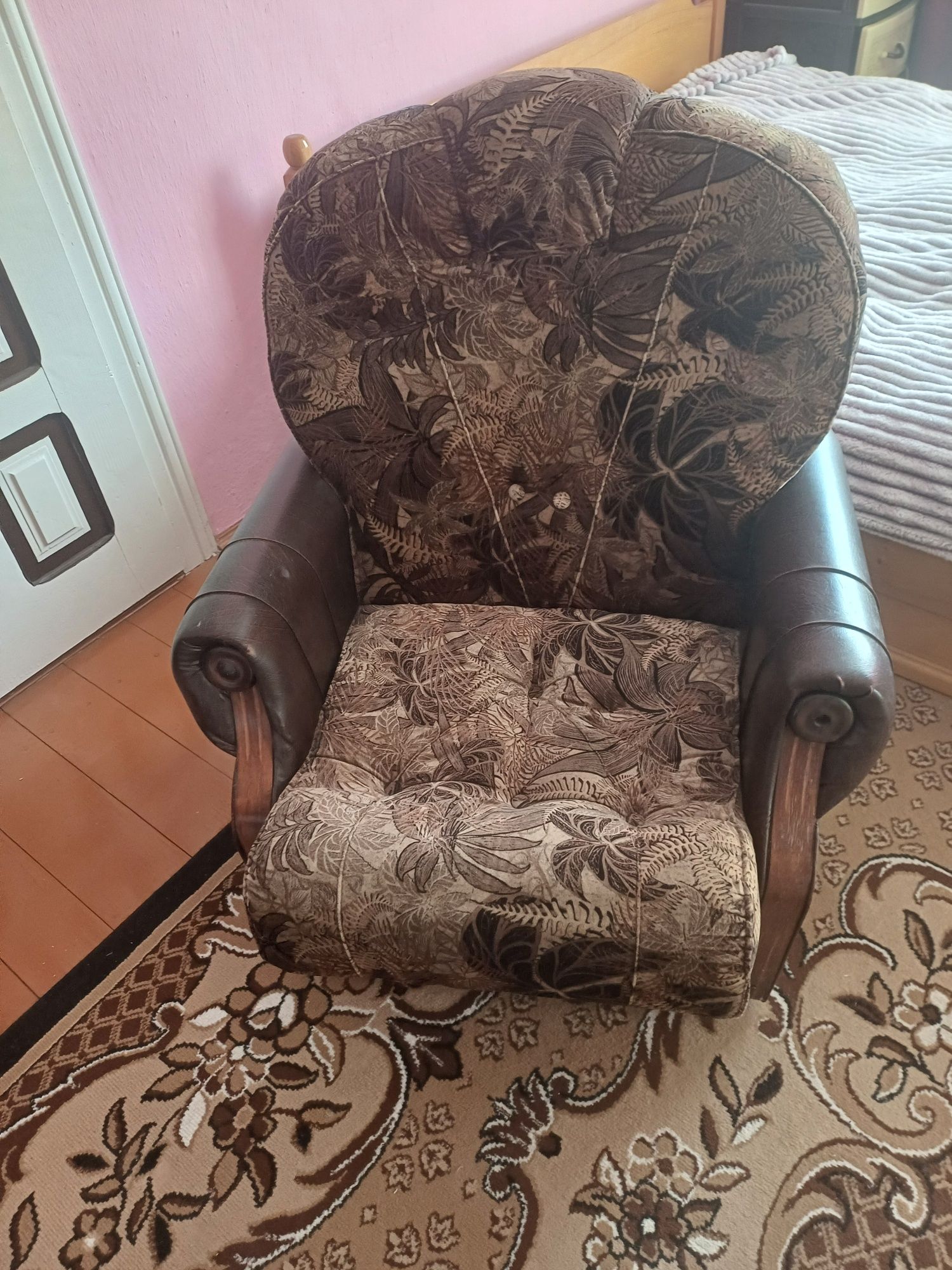 Продається кутовий диван і два крісла