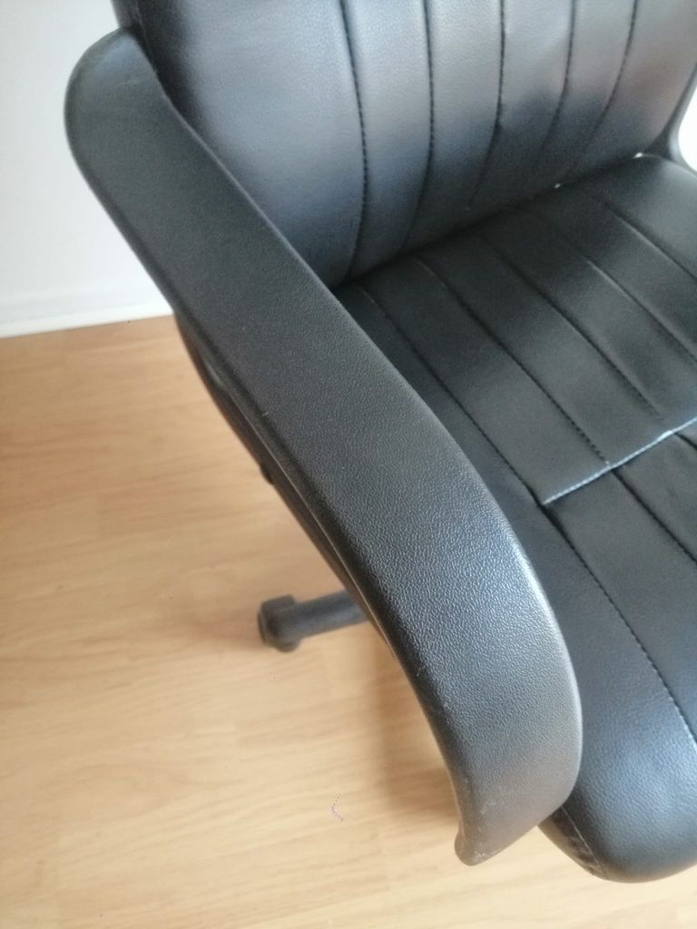 Cadeira de escritório usada em bom estado