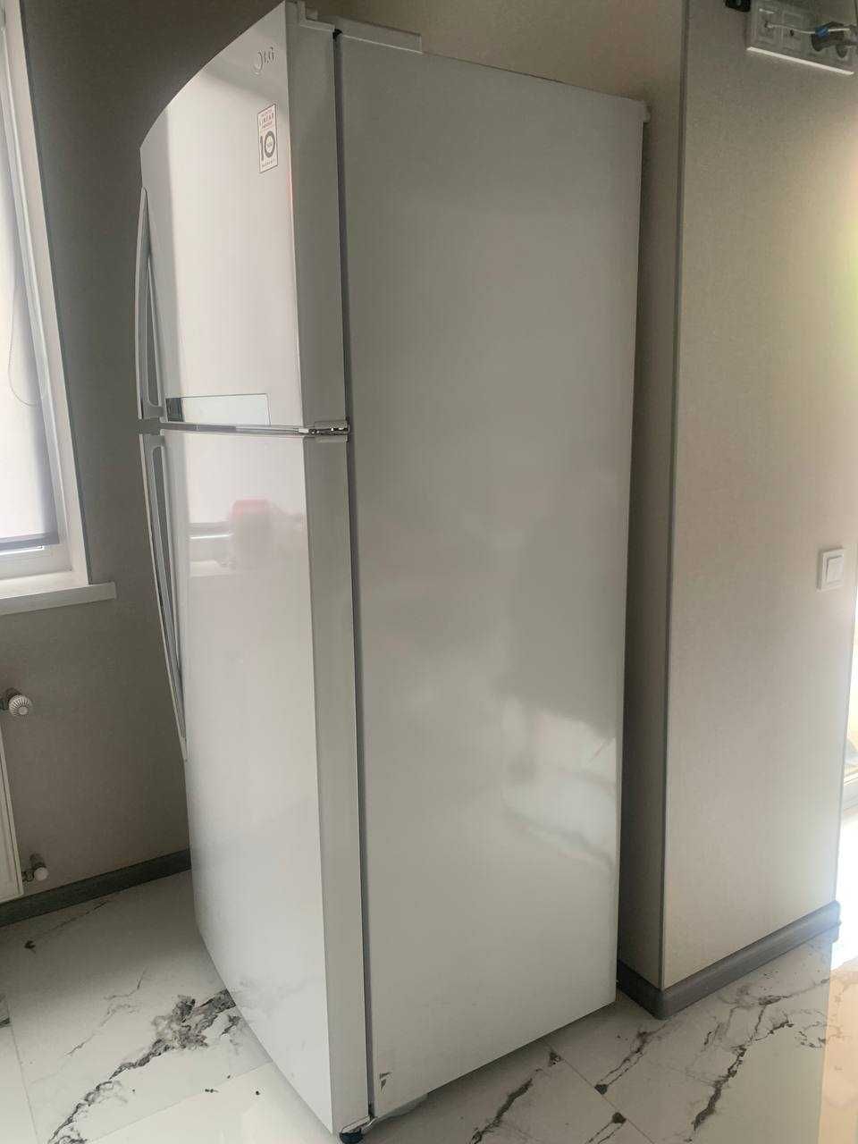 Продам сучасний, великий і вмісткий холодильник LG в ідеальному стані.