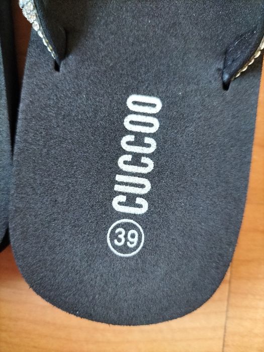 Chinelos pretos com brilhantes