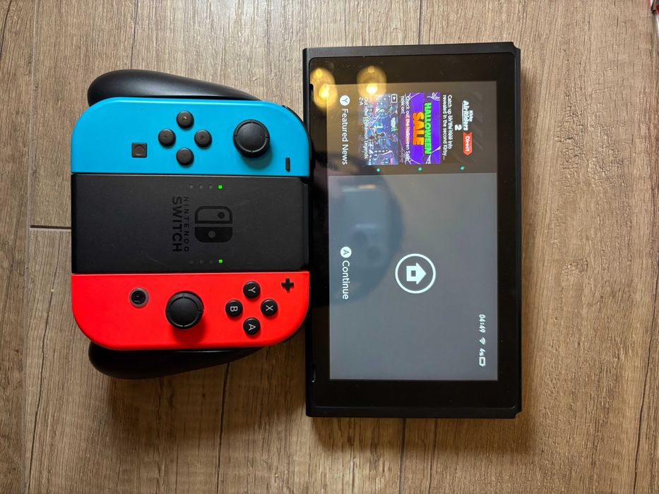 Konsola Nintendo Switch + Pad do Joycon'ów + Dock Station