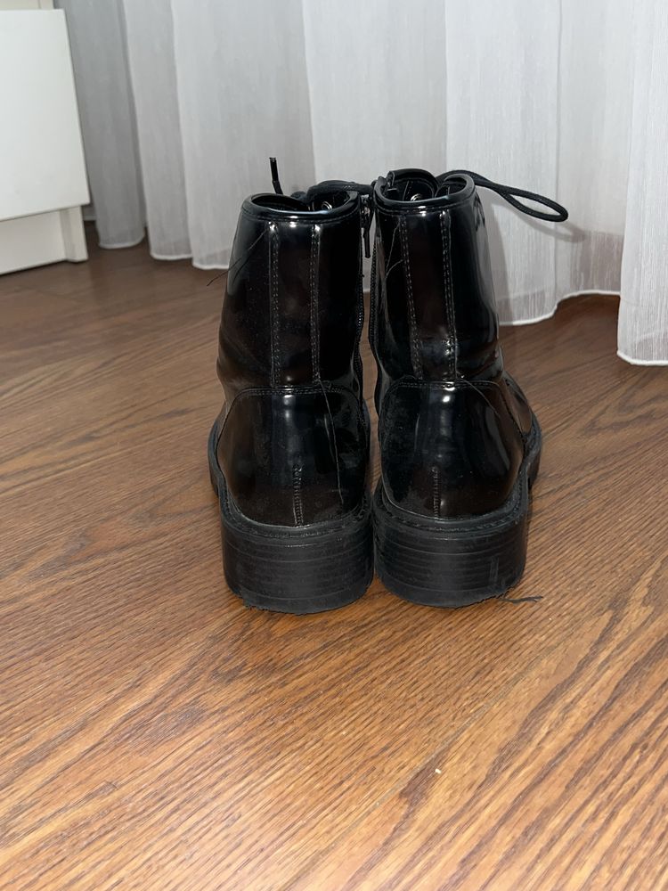 Botas pretas em bom estado
