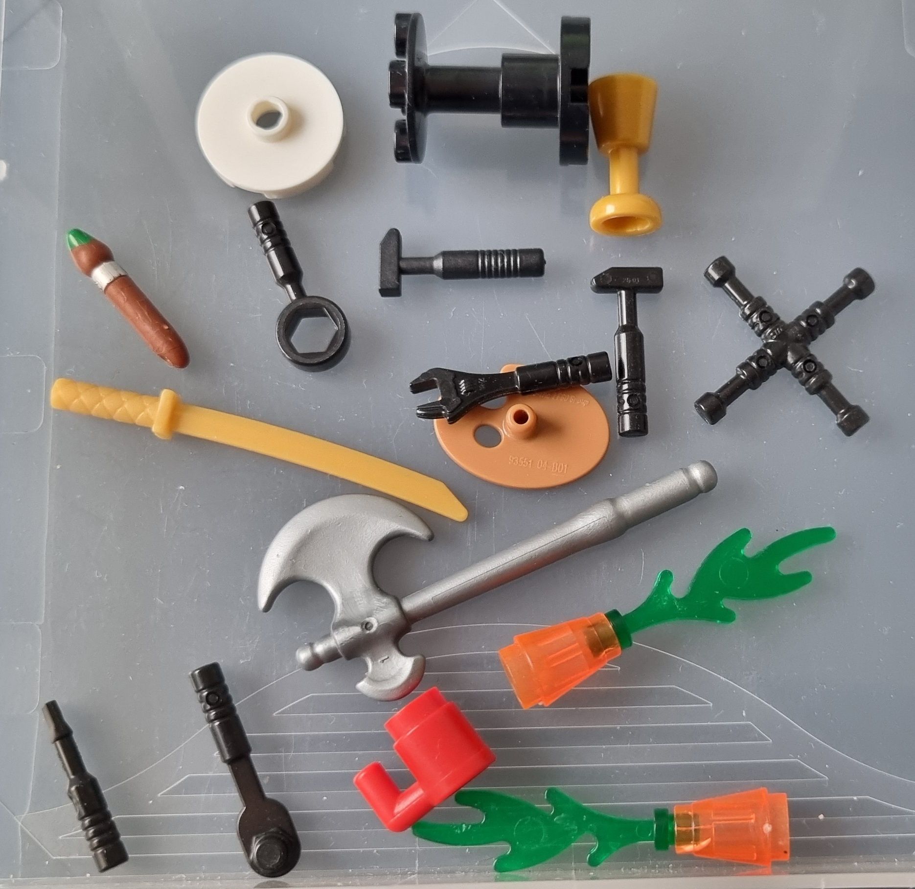 Lego - drobne elememty 1x1 + narzędzia figurek