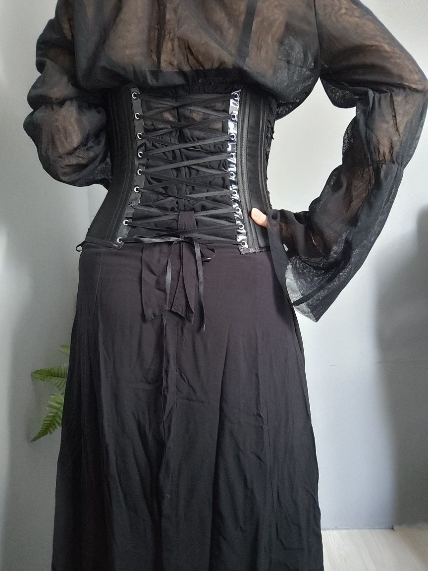 Sprzedam bardzo elegancki, gustowny czarny gorset, idealny dla osób sz