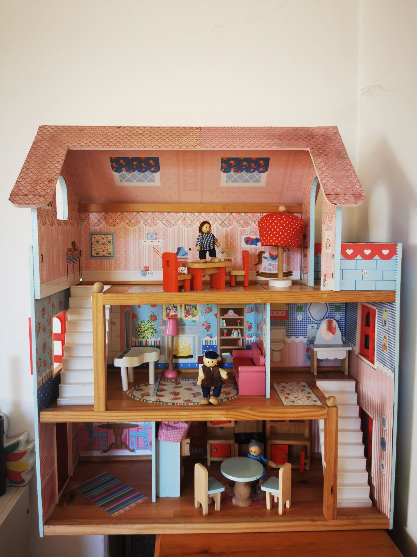 Duży domek dla lalek wyposażony z lalkami