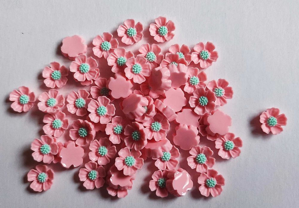 Ozdobne kwiatki płaskie 50szt zestaw 09mm