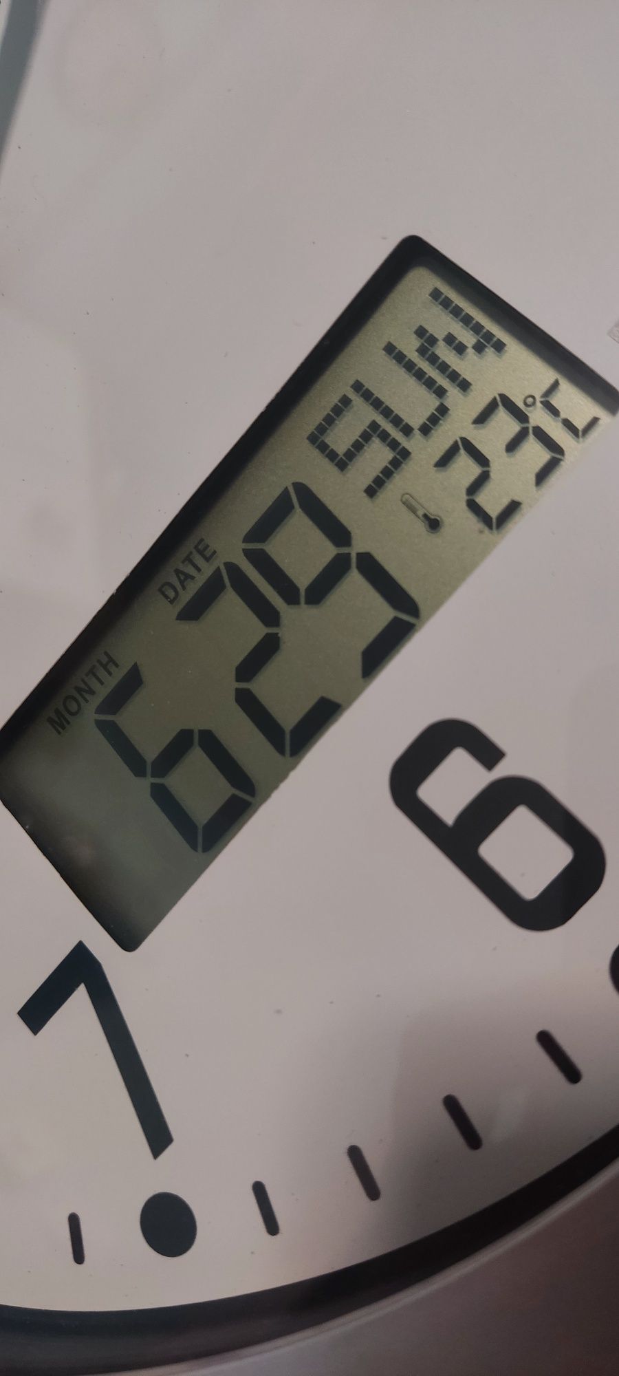 Zegar ścienny z termometrzem i kalendarzem