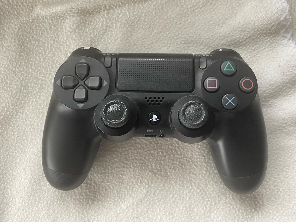 PS4 slim + stojak na pady + 2 pady + 8 gier
