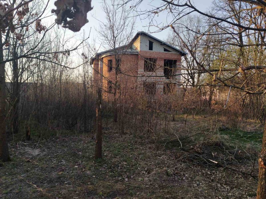 Продам незавершене будівництво та земельну ділянку .