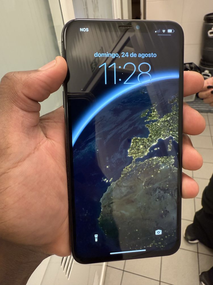 Iphone XS Max com a traseira partida.