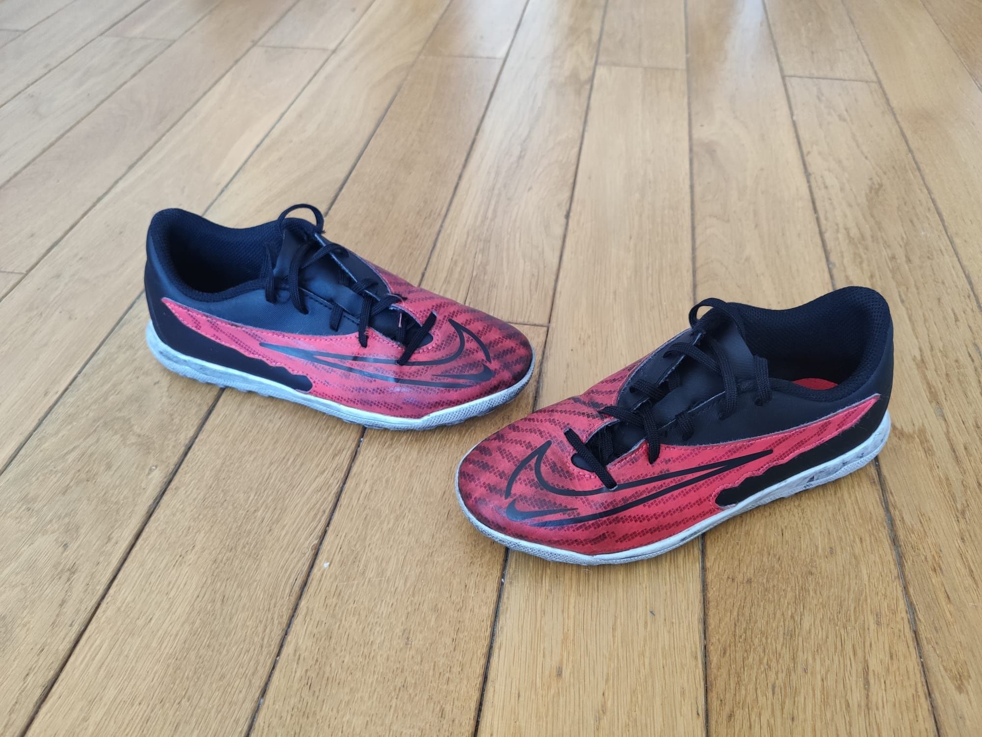 Korki Turfy marki Nike, r. 34