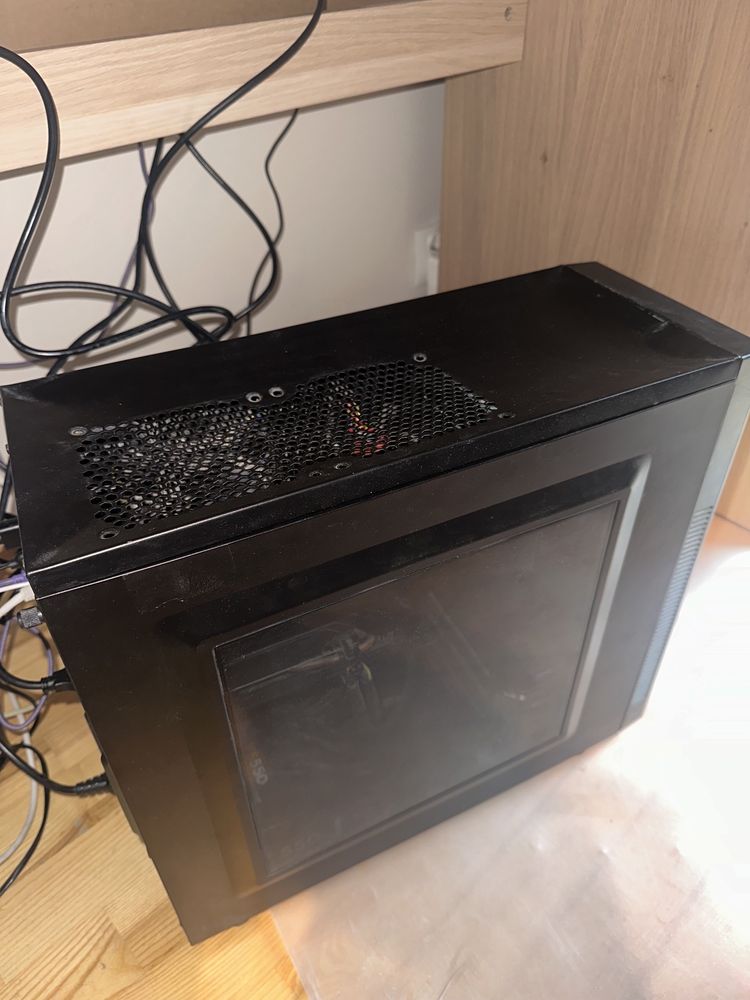 zestaw, komputer pc, nowy monitor i klawiatura,