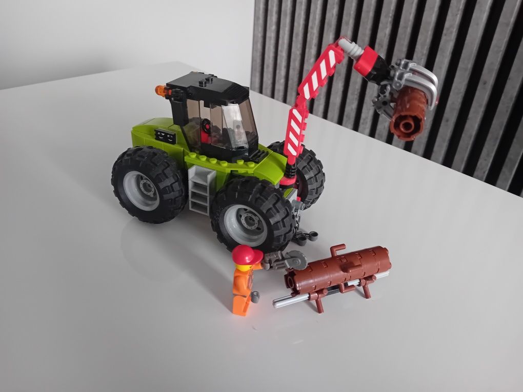 Traktor lego z drzewem
