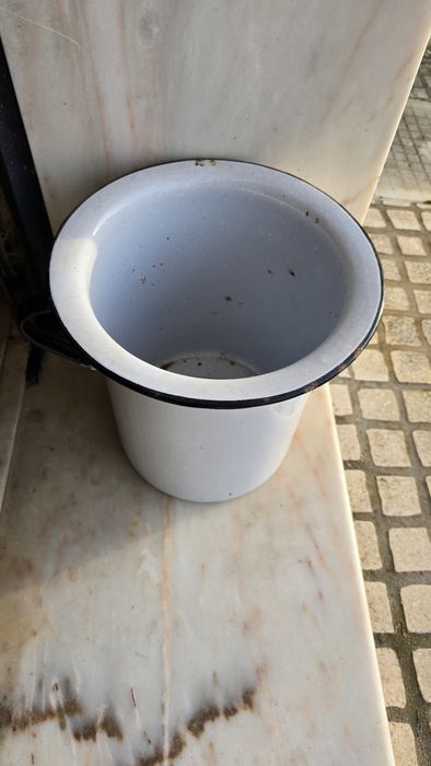 Penico alto antigo em esmalte