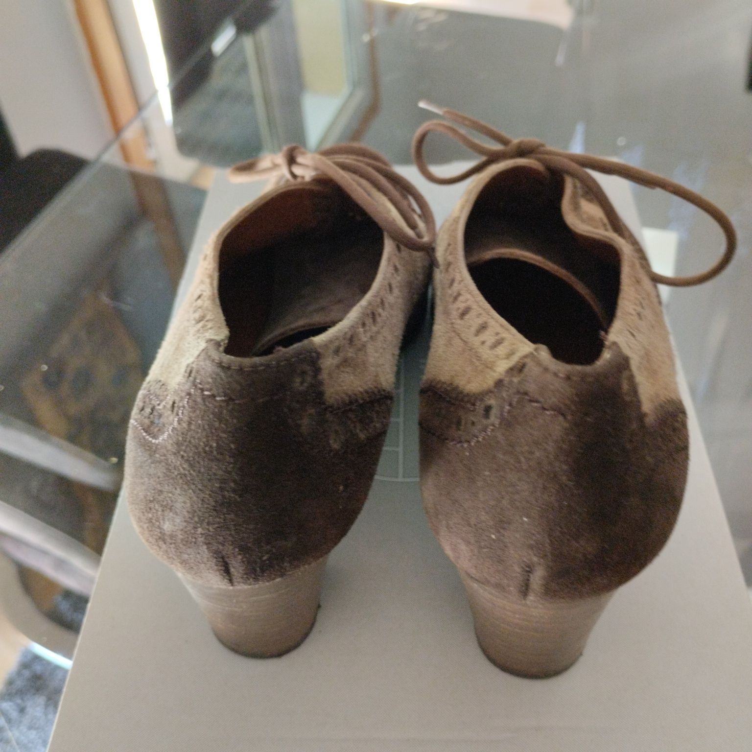 Sapatos de camurça em 2 tons, com atacadores