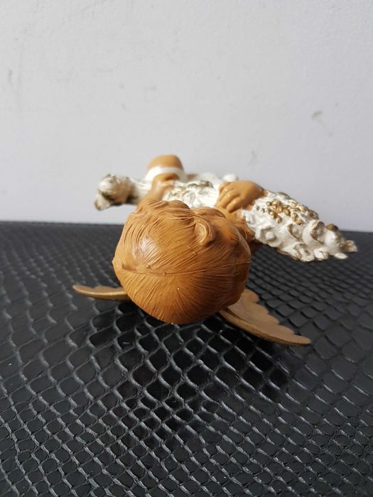 Vintage Euromarchi figurka wiszący anioł z kwiatami włoska żywica 5018