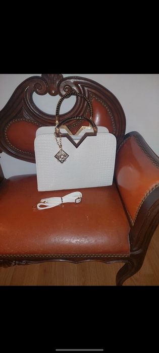 Mala bege com detalhes em dourado