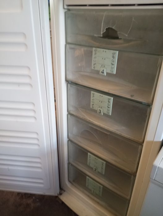 Морозильний шкаф