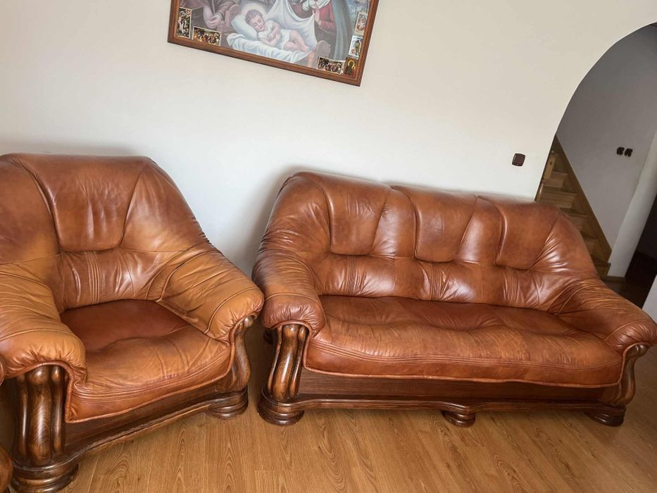 Zestaw kanap skórzanych z elementami drewnianymi – komplet 3+2+1.