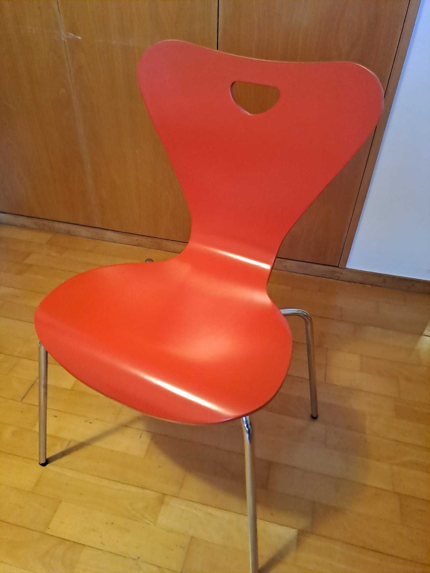 Cadeira de madeira robusta em Vermelho, design contemporâneo