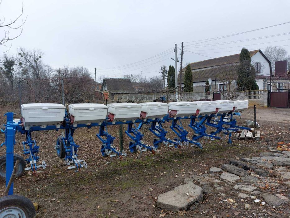 Культиватор КРН 5,6 продається з системою сухих і рідких добрив