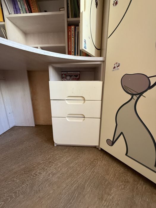 Комплект мебели для комнаты девочки