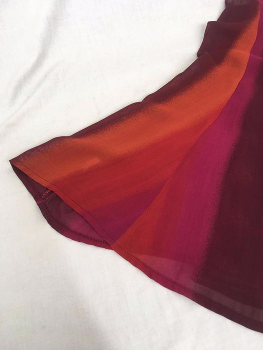 Vestido curto com degradê em tons rosa e vermelho