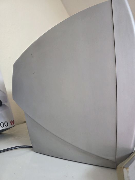 Vendo 3 televisões a funcionar