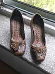 Sapatos Senhora com aplicação de metal e brilhantes