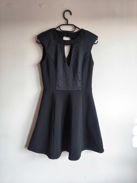 Stylowa czarna sukienka marki River Island w rozmiarze S (36)