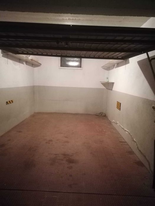 Arrenda-se Garagem Fechada