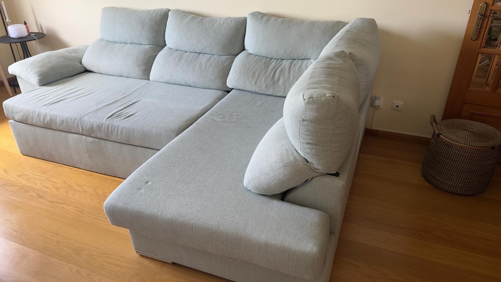 Sofá com chaise lado direto
