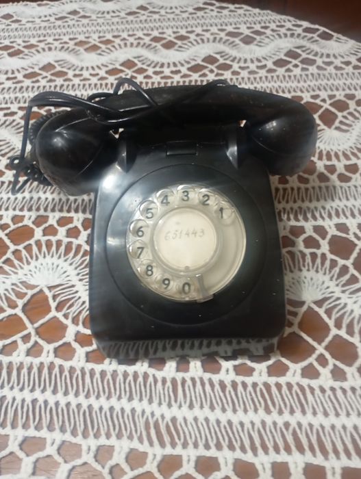 Vendo telefone muito bonito bom estado a trabalhar muito bem antigo