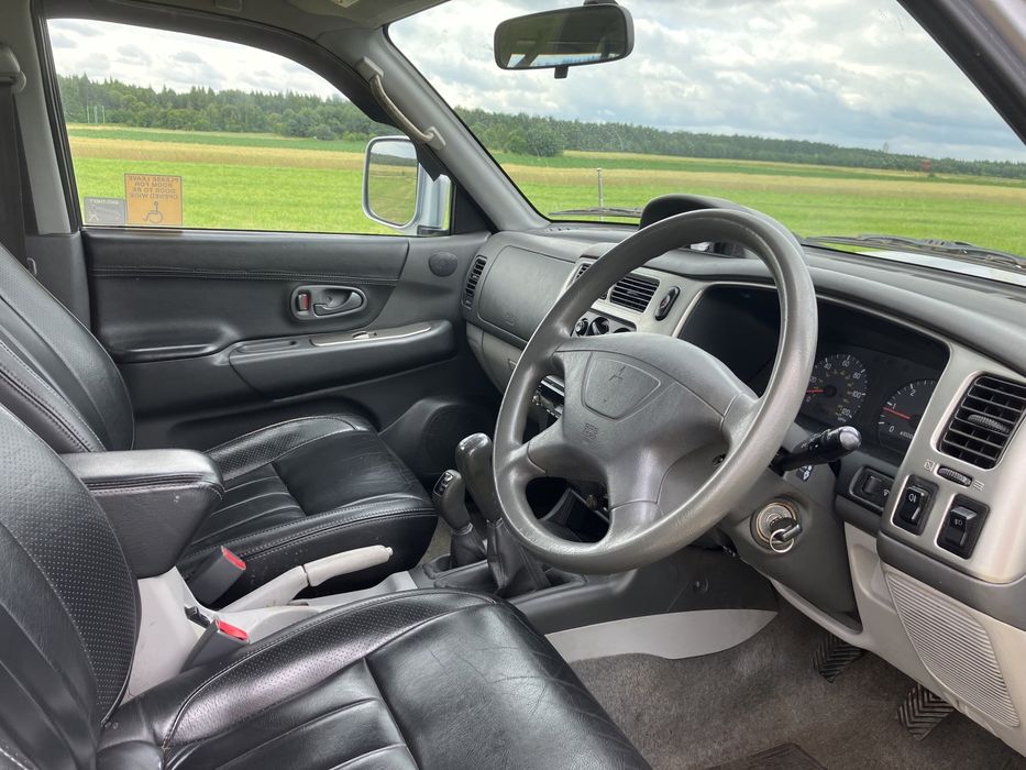 Mitshubishi Pajero 2.5 diesel 4x4 -Anglik