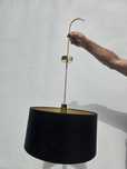 Candeeiro em abajure preto com interior dourado