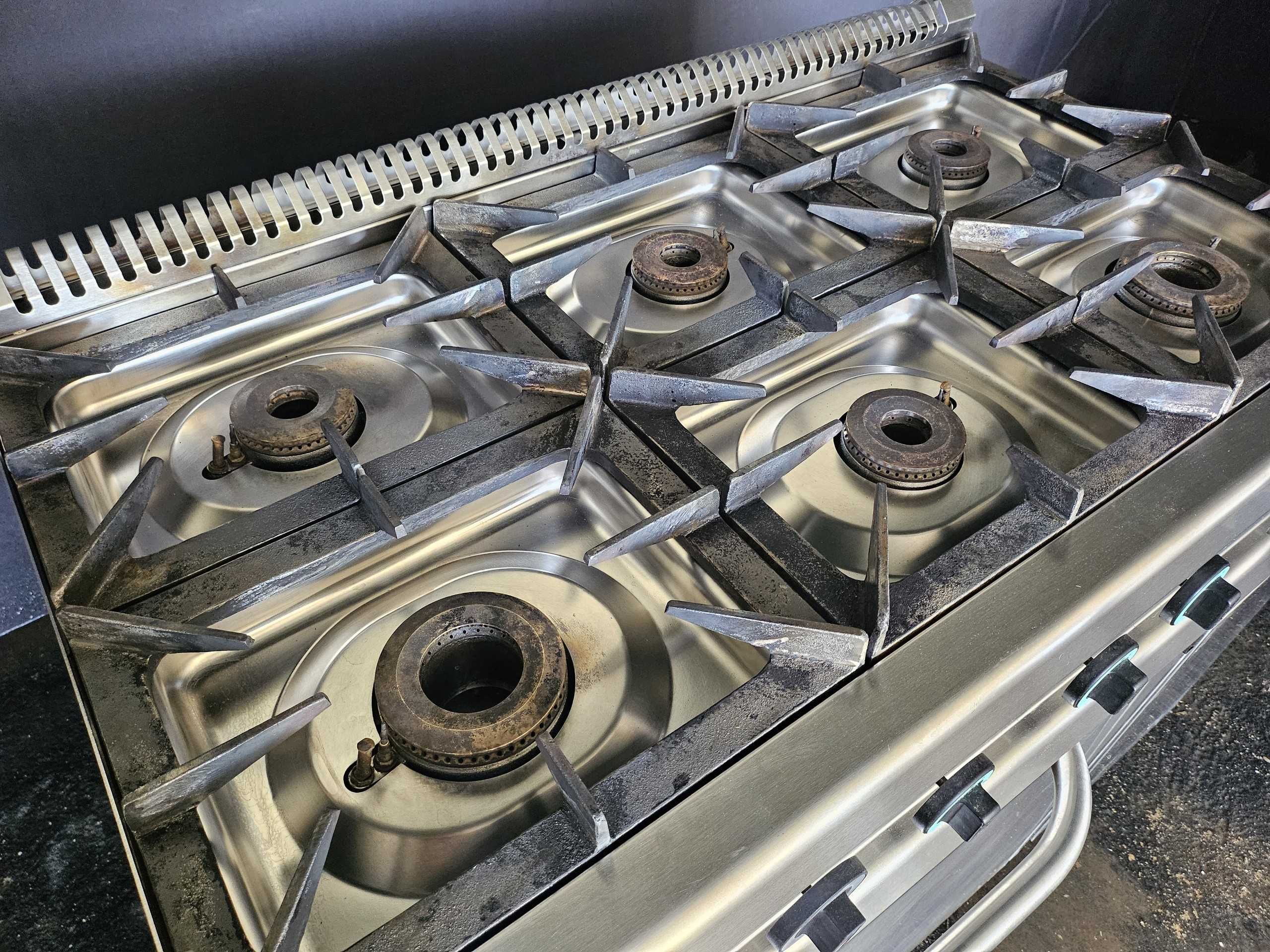 Fogão com 6 queimadores e forno