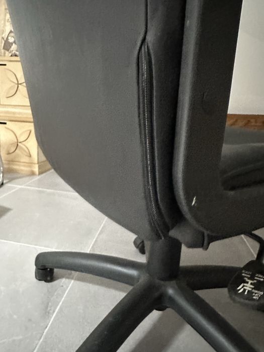 UMA cadeira do escritorio muito bom estado