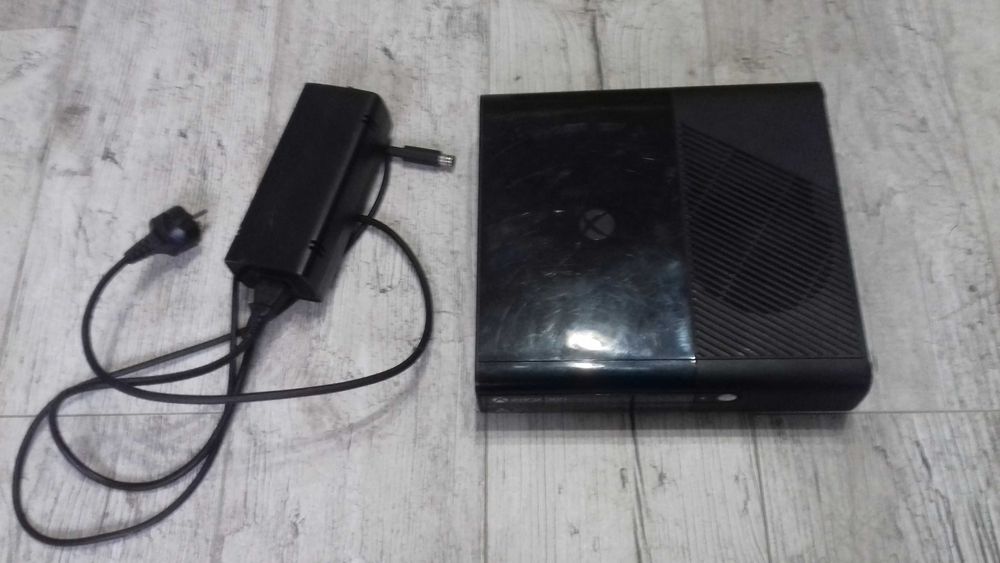 Xbox 360 z 13 grami 1 pad kinekt i wszystkie kable.