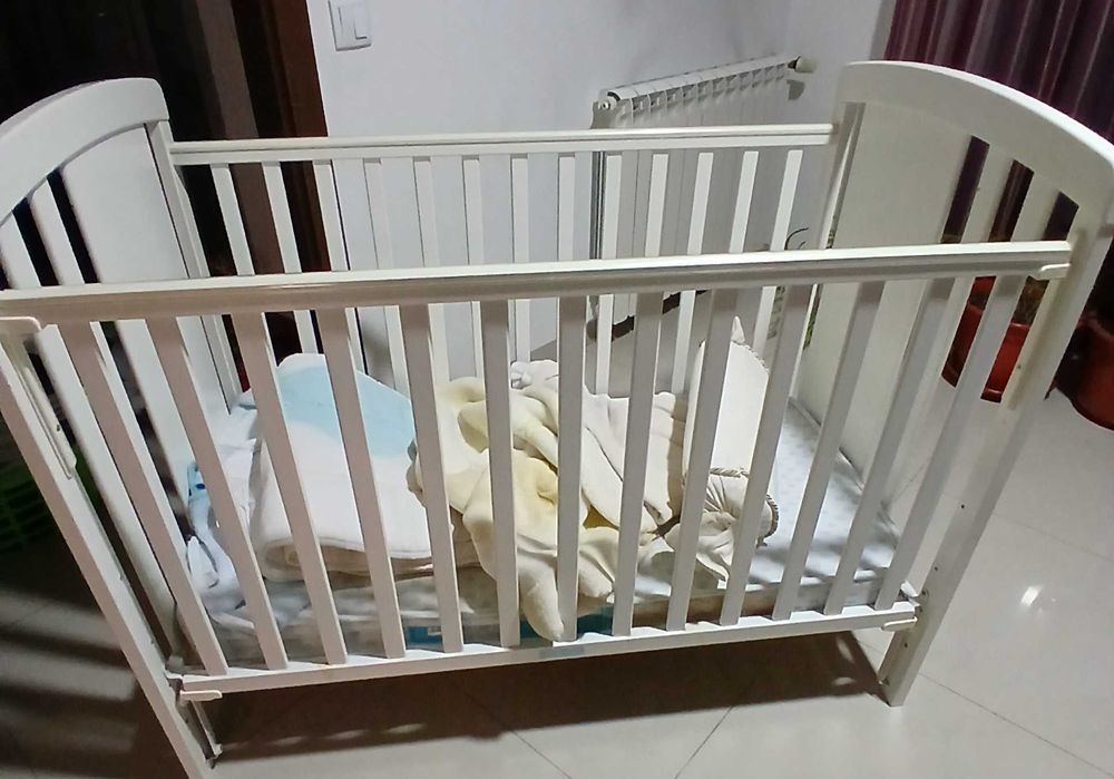 Berço de grades em madeira branco