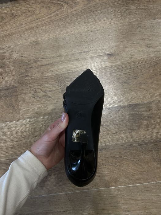 Чорні туфлі на шпильці , лодочки з гостирим носом