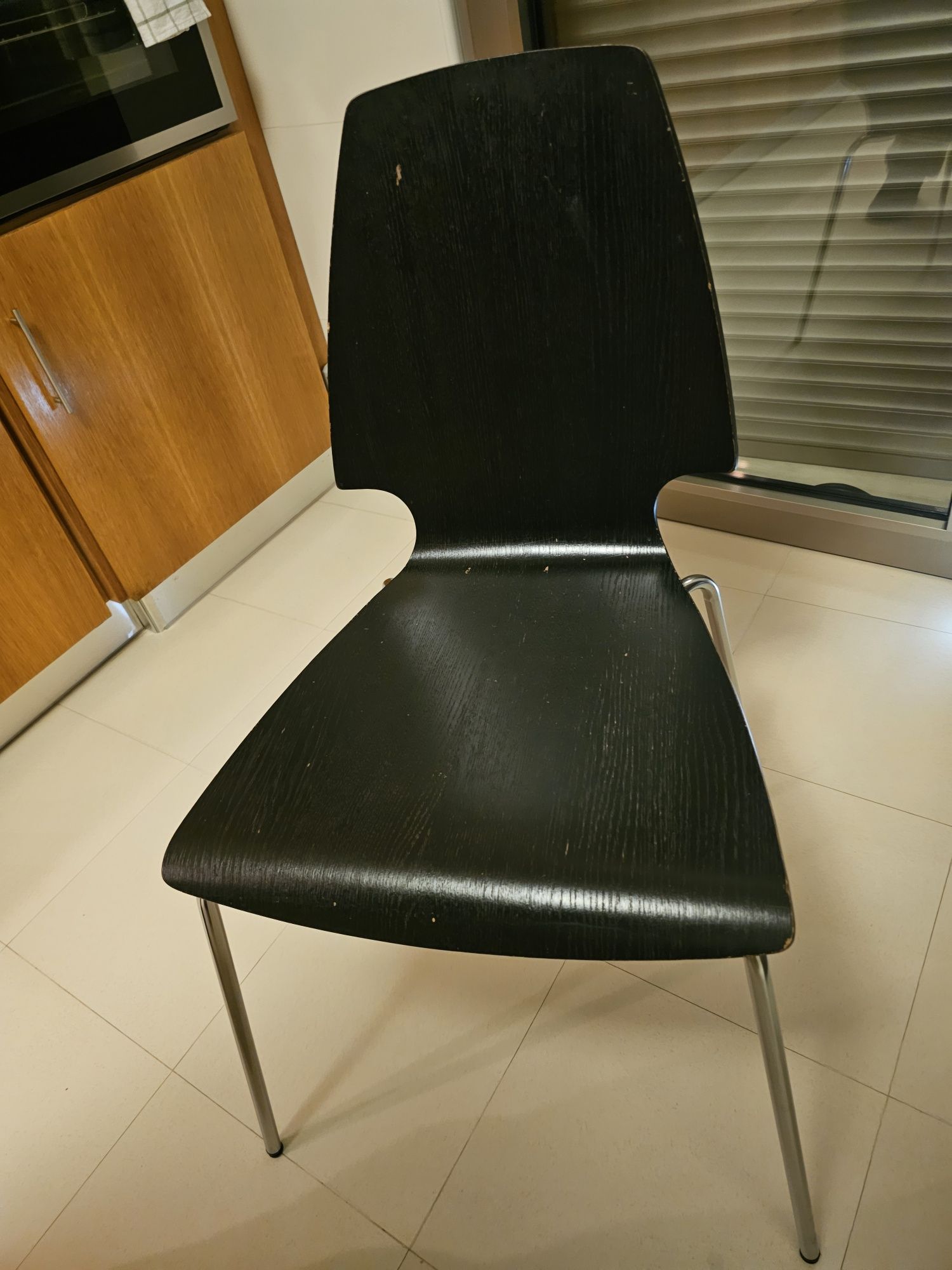 Cadeiras Modernas Pretas com Pernas Metálicas