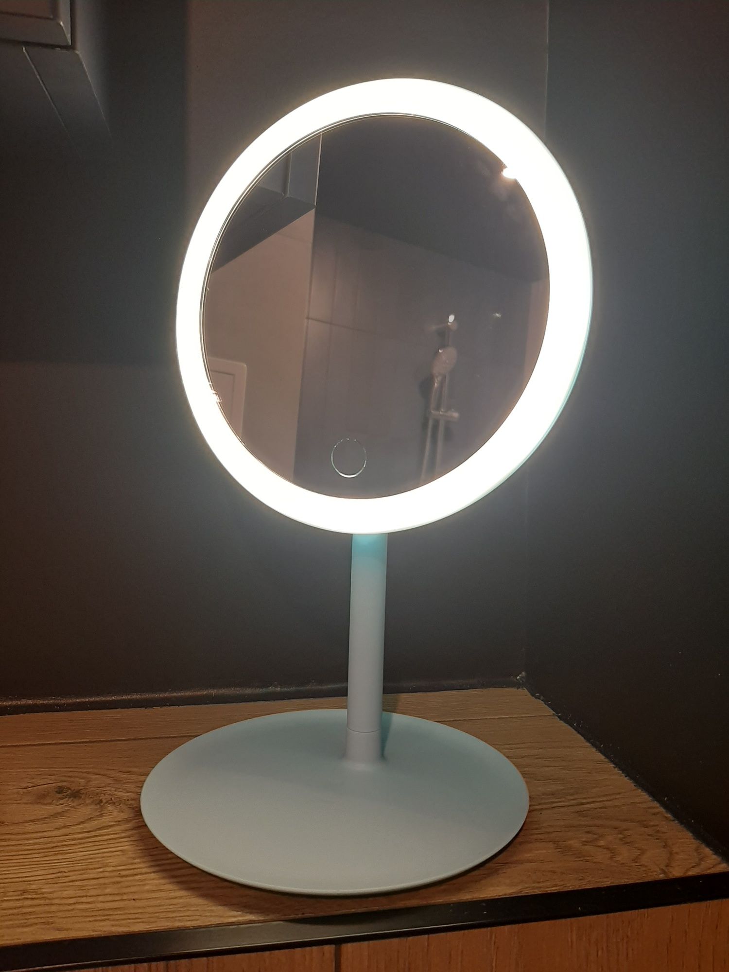 Lusterko stojace z LED blekitne