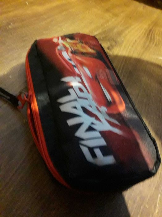 Piórnik szkolny auta